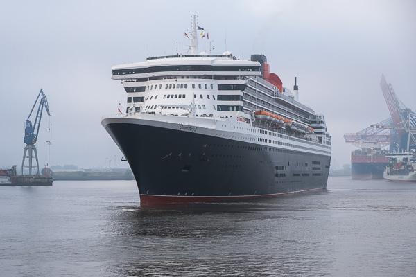 Queen Mary 2 am 27.5.18 in Hamburg X2174460.jpg