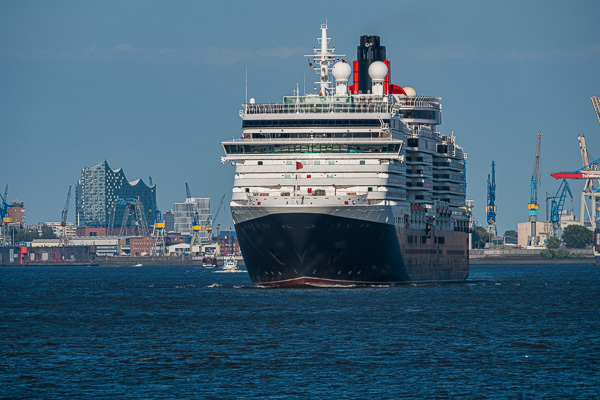 Queen Victoria in Hamburg X2176514.jpg