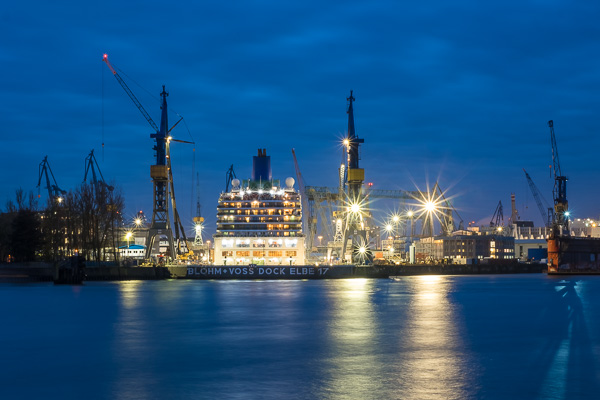 Arcadia im Dock von Blohm & Voss X2177160.jpg