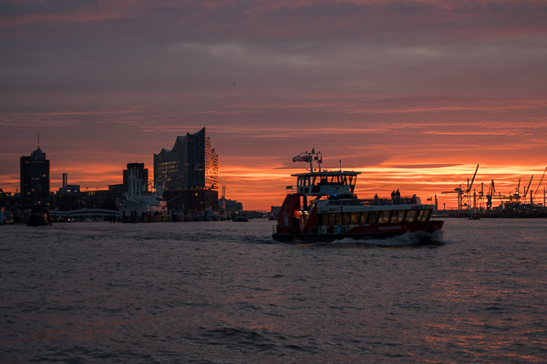 Morgens am Hamburger Hafen X2177332.jpg