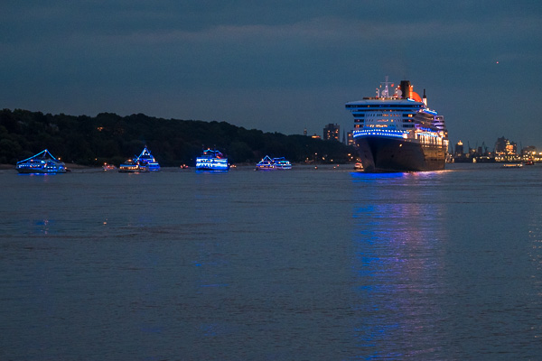 Queen Mary 2 in Hamburg X2177985.jpg