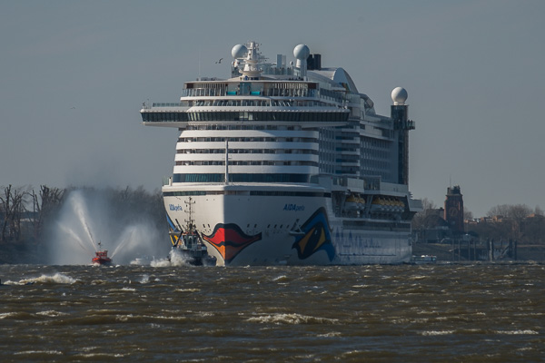 AIDAperla Erstanlauf in Hamburg X2179841.jpg