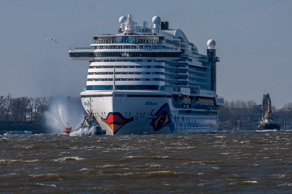 AIDAperla Erstanlauf in Hamburg X2179848.jpg