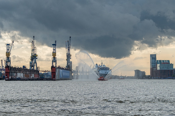 Feuerloeschboot mit Kreuzfahrtschiff XP172961.jpg