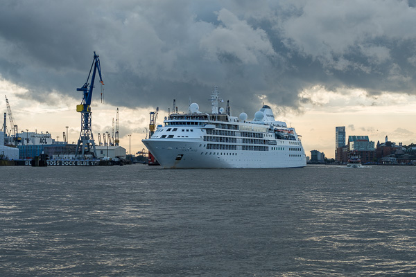 Silver Wind in Hamburg XP172997-Bearbeitet.jpg
