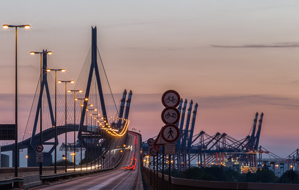 Koehlbrandbruecke im Abendlicht ZN5A0563-Bearbeitet.jpg