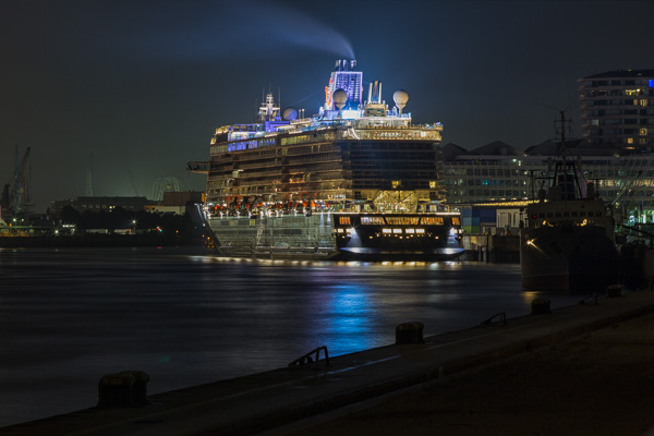 Mein Schiff in Hamburg ZN5A1367-Bearbeitet.jpg
