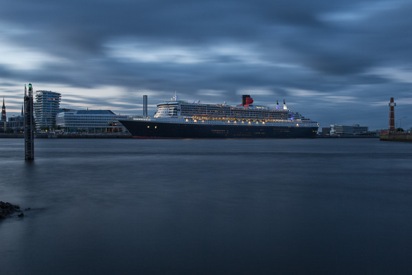 Queen Mary 2 in der HafenCity ZN5A1988-Bearbeitet.jpg