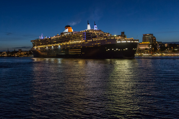 Queen Mary 2 in Hamburg ZN5A2149-Bearbeitet.jpg