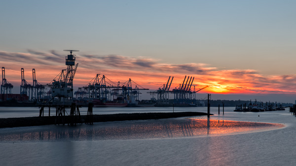 Sonnenuntergang am Burchardkai ZN5A5517-Bearbeitet.jpg