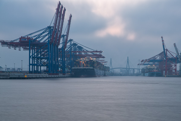 Waltershofer Hafen im Dunst ZN5A6668-Bearbeitet.jpg