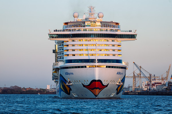 AIDAprima beim Auslaufen ZN5A7108-Bearbeitet.jpg