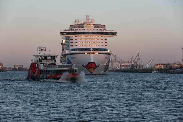 AIDAprima beim Auslaufen ZN5A7109-Bearbeitet.jpg