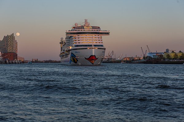 AIDAprima beim Auslaufen ZN5A7113.jpg