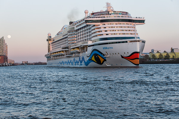 AIDAprima beim Auslaufen ZN5A7121-Bearbeitet.jpg