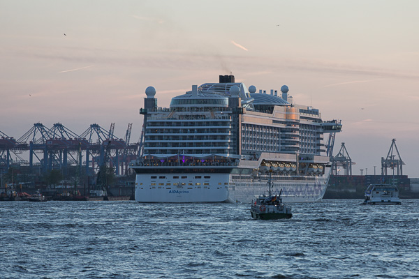 AIDAprima beim Auslaufen ZN5A7165-Bearbeitet.jpg