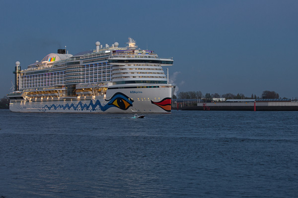 AIDAprima beim Auslaufen IV ZN5A7168-Bearbeitet.jpg