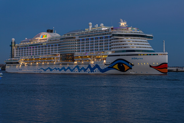 AIDAprima beim Auslaufen ZN5A7178.jpg