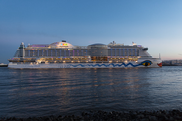 AIDAprima beim Auslaufen V ZN5A7192-Bearbeitet.jpg