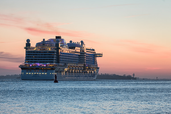 AIDAprima beim Auslaufen VI ZN5A7213-Bearbeitet.jpg