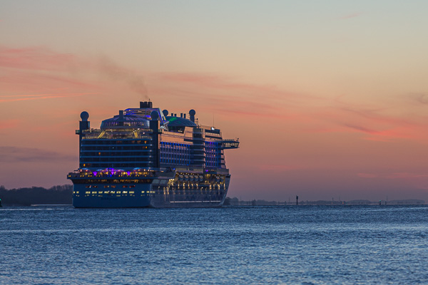 AIDAprima beim Auslaufen ZN5A7222.jpg