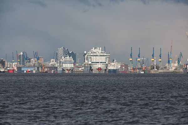 AIDAprima und AIDAmar in Hamburg II ZN5A7291-Bearbeitet.jpg