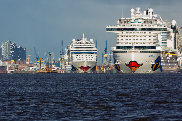 AIDAprima und AIDAmar in Hamburg ZN5A7354-Bearbeitet.jpg