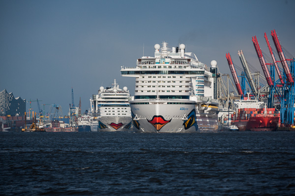 AIDAprima und AIDAmar in Hamburg ZN5A7359-Bearbeitet.jpg