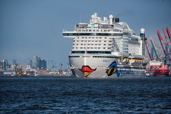 AIDAprima und AIDAmar in Hamburg XIV ZN5A7384-Bearbeitet.jpg