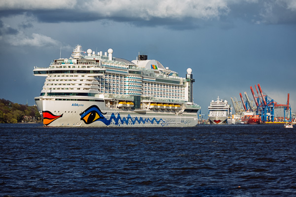 AIDAprima in Hamburg VI ZN5A7398-Bearbeitet.jpg