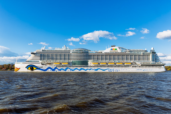 AIDAprima in Hamburg ZN5A7414-Bearbeitet.jpg