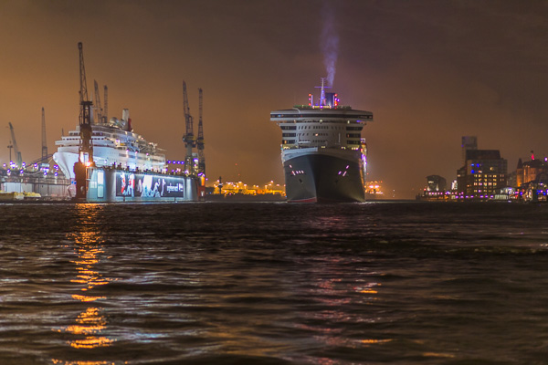 Queen Mary 2 in Hamburg ZN5A7532.jpg