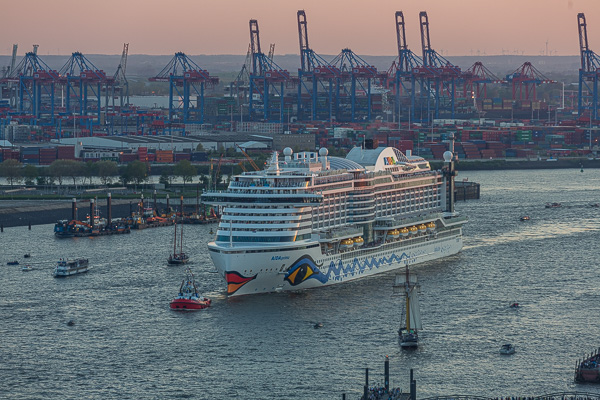 AIDAprima Hafengeburtstag 2016 ZN5A7595.jpg