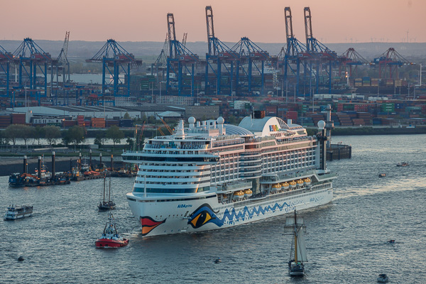 AIDAprima beim Hafengeburtstag ZN5A7597.jpg