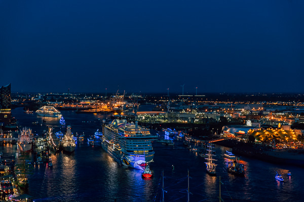 AIDAprima auf dem Weg zur Taufe am 827. Hafengeburtstag ZN5A7736-Bearbeitet.jpg