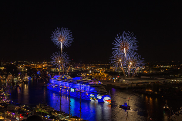 AIDA Feuerwerk am 827. Hafengeburtstag V ZN5A7870-Bearbeitet.jpg