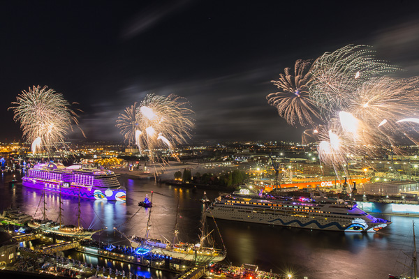 AIDA Feuerwerk am 827. Hafengeburtstag ZN5A7880-Bearbeitet.jpg