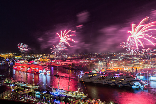 AIDA Feuerwerk am 827. Hafengeburtstag ZN5A7903-Bearbeitet.jpg