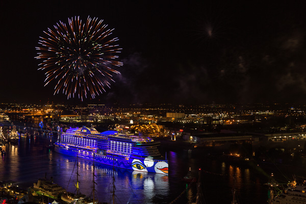 AIDA Feuerwerk am 827. Hafengeburtstag IV ZN5A7938-Bearbeitet.jpg