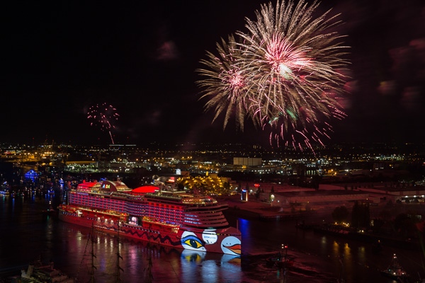 AIDA Feuerwerk am 827. Hafengeburtstag ZN5A7951-Bearbeitet.jpg