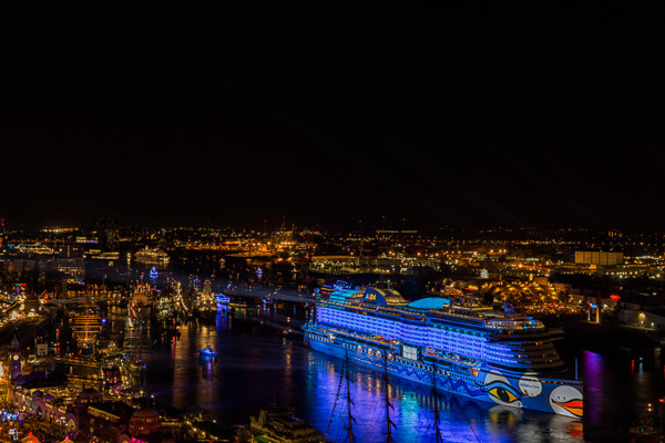 AIDAprima am 827. Hafengeburtstag ZN5A7998-Bearbeitet.jpg