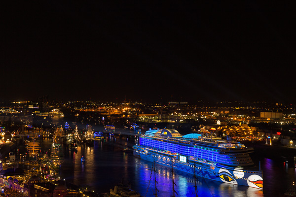 AIDAprima am 827. Hafengeburtstag ZN5A8008-Bearbeitet.jpg