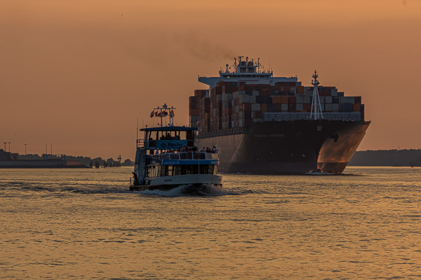Containerschiff im Abendlicht ZN5A8766.jpg
