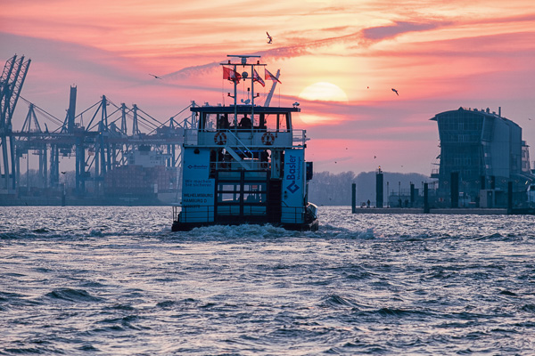 Hafenfähre in der Abensonne I _DSF0584-Bearbeitet.jpg