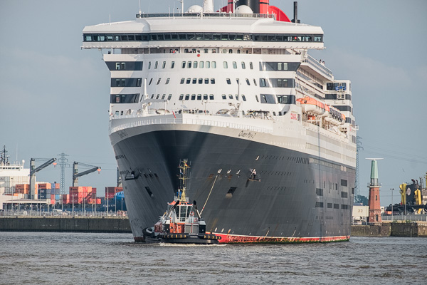 Queen Mary 2 auf dem Weg zum Eindocken II _DSF2584-Bearbeitet.jpg