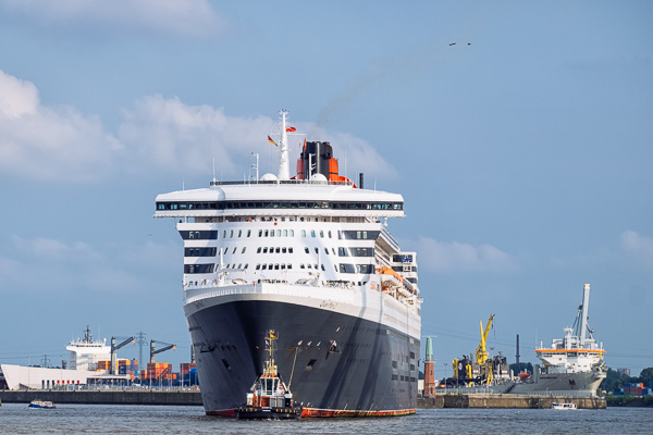 Queen Mary 2 auf dem Weg zum Eindocken _DSF2588-Bearbeitet.jpg