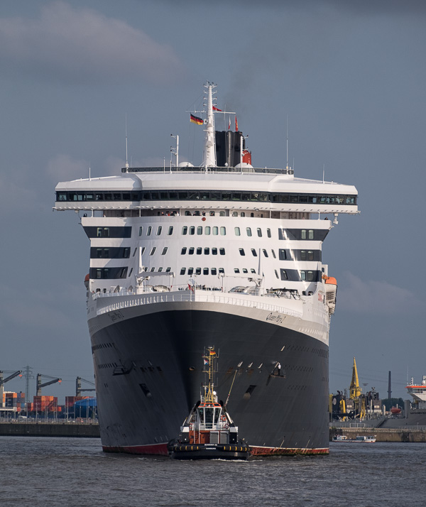 Queen Mary 2 auf dem Weg zum Eindocken IV _DSF2596-Bearbeitet.jpg