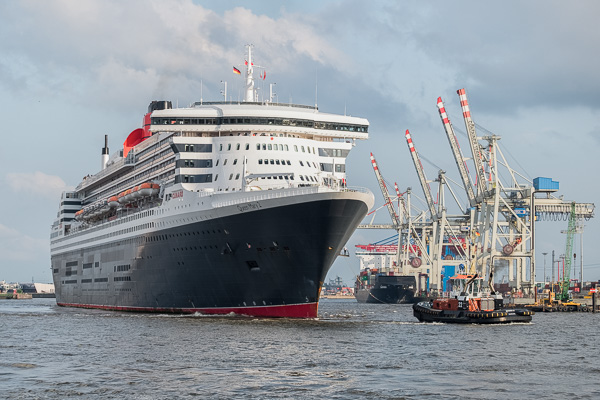 Queen Mary 2 auf dem Weg zum Eindocken _DSF2620-Bearbeitet.jpg