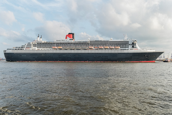 Queen Mary 2 in Hamburg _DSF2628-Bearbeitet.jpg