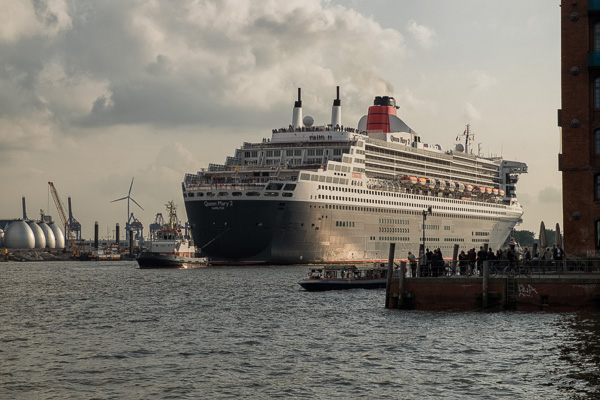 Queen Mary 2 auf dem Weg zum Eindocken VIII _DSF2632-Bearbeitet.jpg